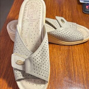 Fly Flot Womens Italian Perforated Suede Wedge Slide On Tan Sandal. Sz 39 (7.5)
